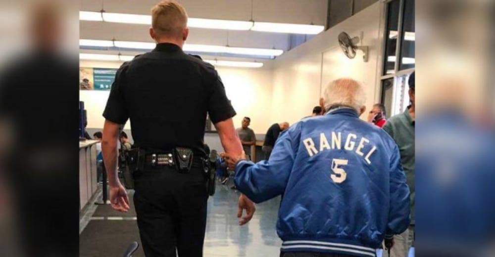 La policía reacciona ante la expulsión de un anciano de 92 años de un banco La policía reacciona ante la expulsión de un anciano de 92 años de un banco