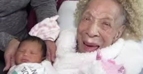 El emotivo encuentro de 5 generaciones – Una anciana de 105 años conoce a su tataranieta