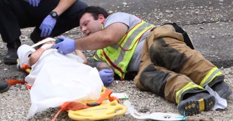 Un bombero le muestra su teléfono a un niño tras un accidente sin saber que era fotografiado