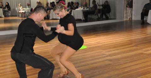 Embarazada de 9 meses sale a la pista de baile, hace un movimiento y deja a todos sin aliento