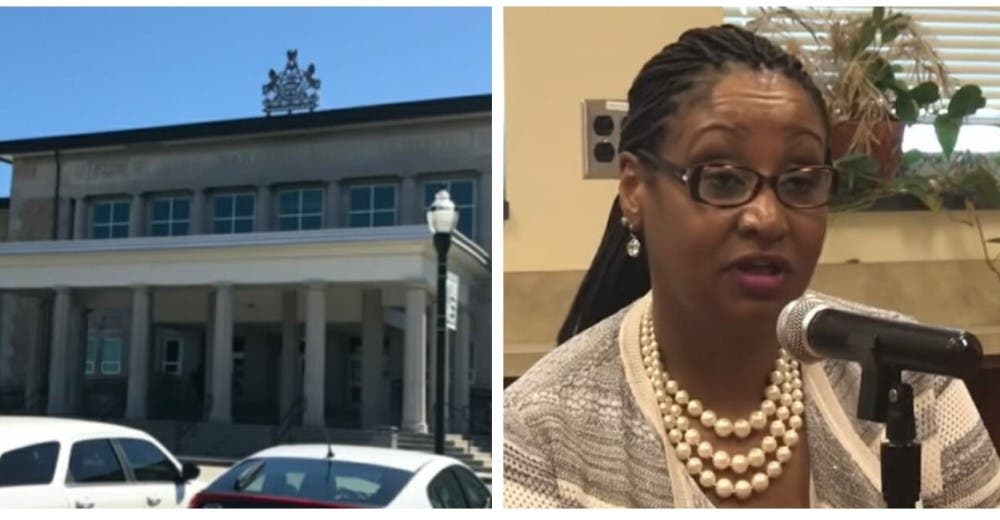 La directora suspende a más de 500 estudiantes y reprende a los desconcertados padres La directora suspende a más de 500 estudiantes y reprende a los desconcertados padres