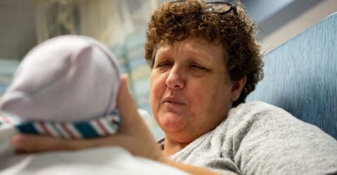 Una abuela diagnosticada con menopausia da a luz a su quinto hijo a los 50 años