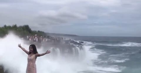 Posa sobre un famoso acantilado para tener la foto perfecta y termina arrastrada por una enorme ola