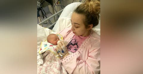 Una joven de 18 años se entera que es madre de una niña tras despertar repentinamente del coma