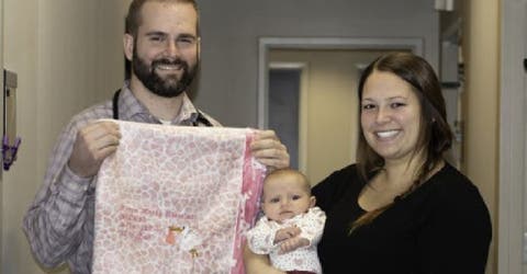 Semanas después de dar a luz recibe un regalo que el médico hizo especialmente para su bebé