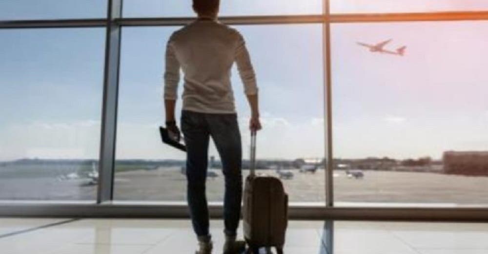 Iba a viajar con su familia y lo obligan a bajarse del avión por no pagar la pensión alimenticia Iba a viajar con su familia y lo obligan a bajarse del avión por no pagar la pensión alimenticia