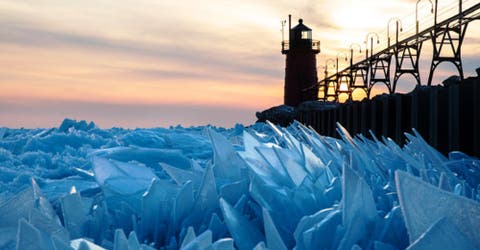 Las surrealistas imágenes del lago Michigan congelado rompiéndose en pedazos