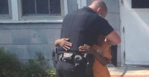 Un policía se emociona al ver la habitación del niño que lo llamó porque quería huir de su casa