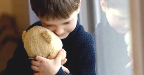 El drama del niño que vende su oso de peluche para comprar un poco de comida