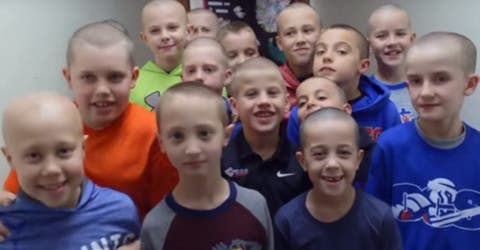 14 niños de tercer grado aparecen con sus cabezas rapadas para apoyar a uno de sus compañeros