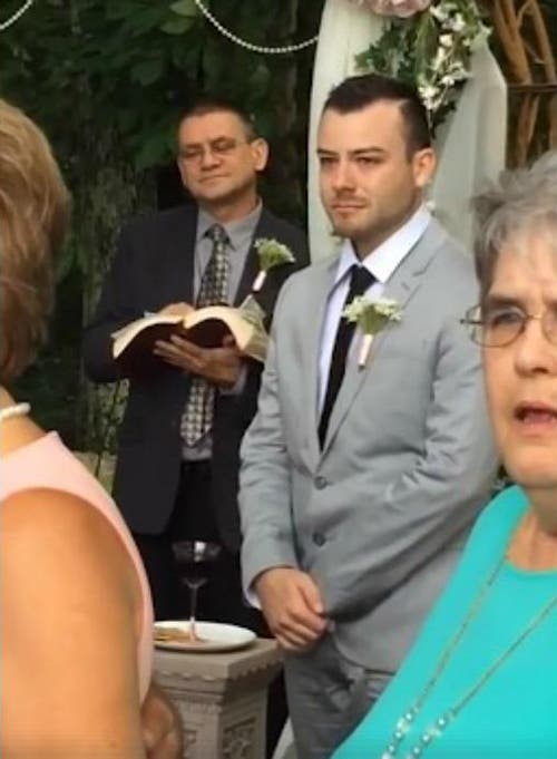 Novio en el altar