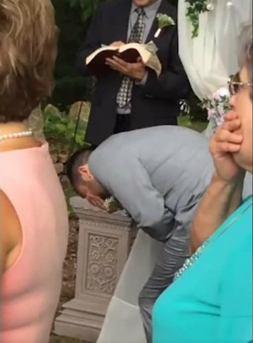 Novio en el altar