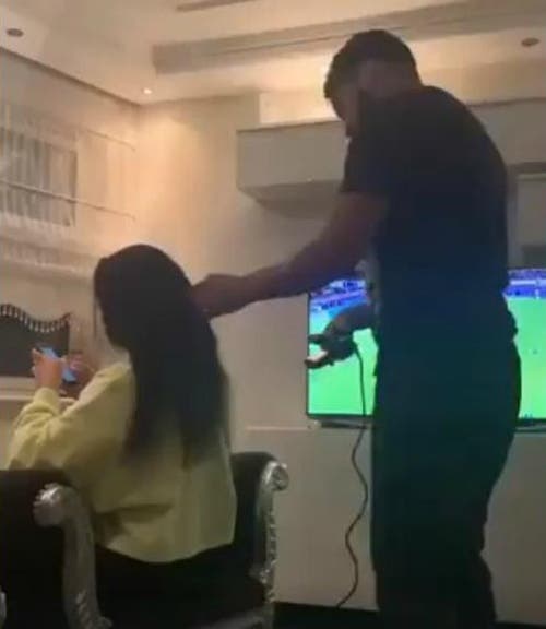 Novio plancha cabello a su novia