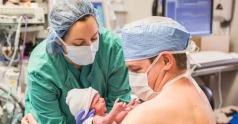 Un abrazo al momento del nacimiento de su bebé cambia para siempre la vida de la familia