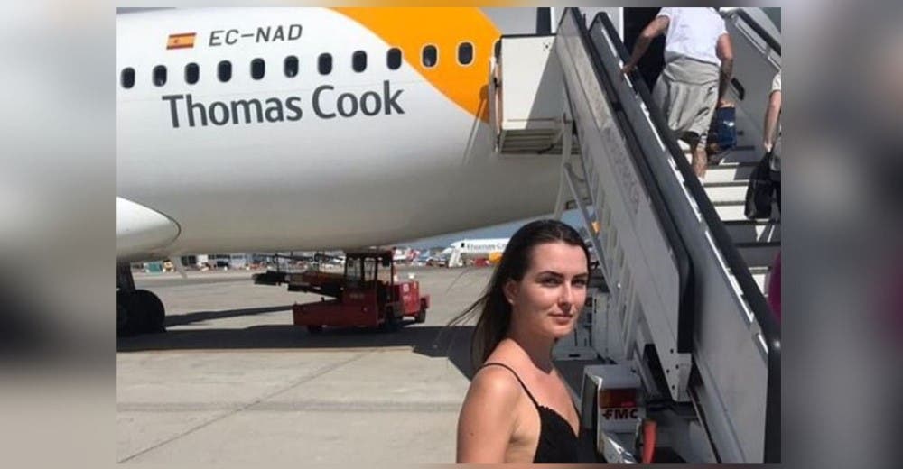 «Cúbrase o bájese del avión»: La hacen bajarse del avión porque su vestuario no era apropiado