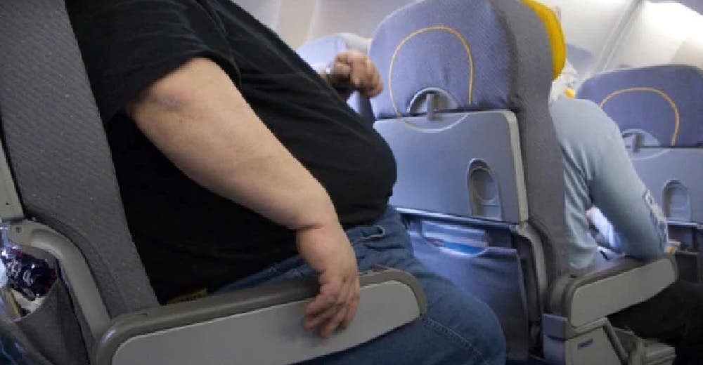Le cobra 150 dólares a otro pasajero de talla grande por ocupar parte de su asiento en el avión Le cobra 150 dólares a otro pasajero de talla grande por ocupar parte de su asiento en el avión