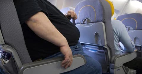 Le cobra 150 dólares a otro pasajero de talla grande por ocupar parte de su asiento en el avión