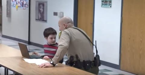 Un policía se acerca a un niño que lloraba sin saber que estaba siendo grabado