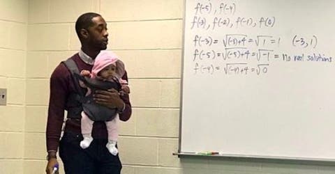 Un profesor sostiene al bebé de un estudiante que se quedó sin niñera