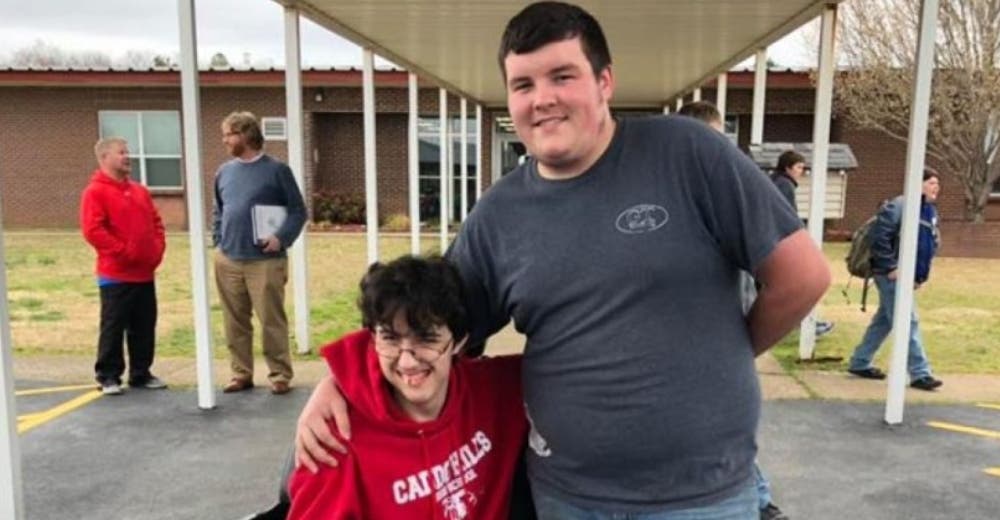 Ahorra durante 2 años para regalarle una silla de ruedas eléctrica a su mejor amigo