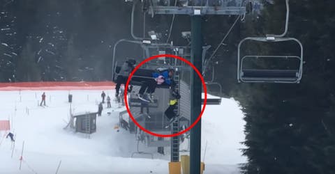 El ingenioso rescate de un niño que quedó colgando a 9 metros de altura en una pista de esquí