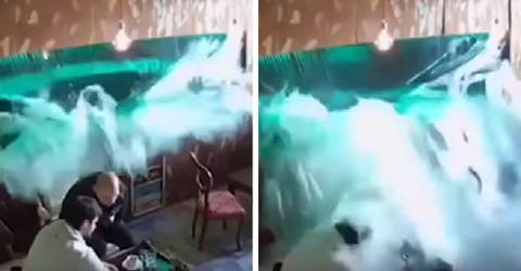 Un vídeo captura el momento en que una enorme pecera se rompe mojando a los clientes de un café