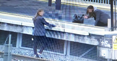 No temen arriesgar su vida y posan para fotografiarse en medio de las vías de un concurrido tren