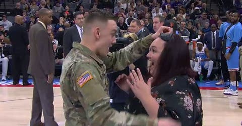 El emotivo reencuentro de una madre y su hijo militar durante un partido de la NBA