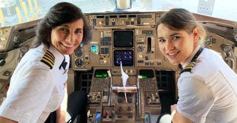Un pasajero descubre que una madre y su hija son los pilotos al mando del avión y se hace viral