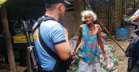 Los policías irrumpen en la humilde vivienda de una anciana de 103 años que apenas tenía comida