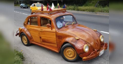 Conduce un auto de madera desde Perú a Nueva York para cumplir una promesa de amor a su hija