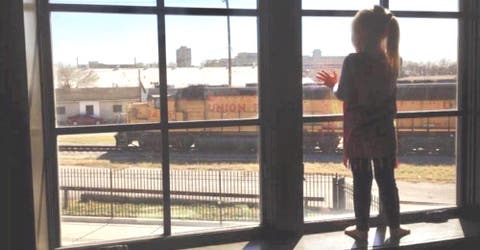 Una niña saluda cada día al conductor del tren y 3 años después lo deja desconcertado