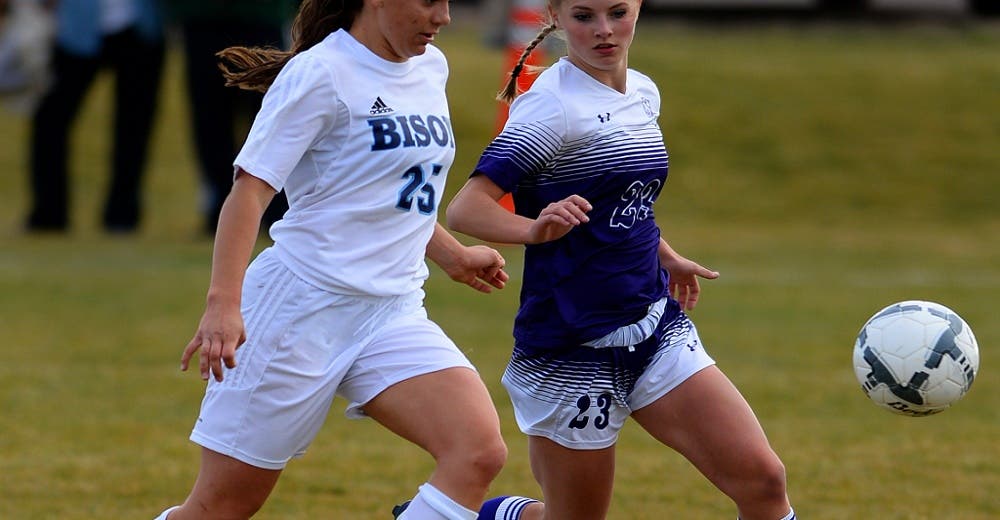 Un sonido inconfundible hace que estas chicas se congelen en pleno partido de fútbol Un sonido inconfundible hace que estas chicas se congelen en pleno partido de fútbol