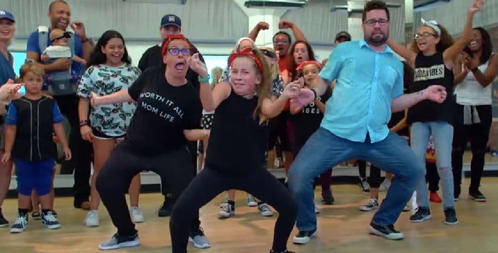 Un coreógrafo pide a familias de sus alumnos que se unan al baile y graba un fenómeno viral