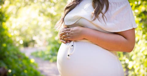 Una mujer con 2 úteros da a luz a gemelos un mes después del nacimiento de su hijo