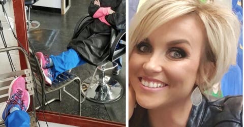 Sorprende a una mujer dormida en la silla de la peluquería y al ver sus zapatos le toma una foto