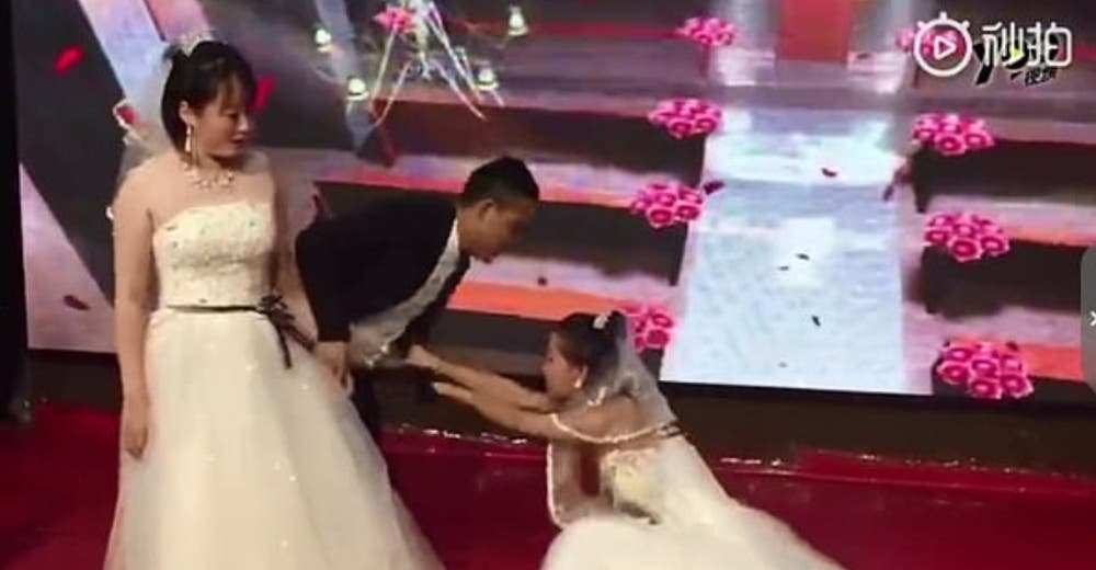 Su ex interrumpe su boda vestida de novia gritándole desesperada que regrese con ella Su ex interrumpe su boda vestida de novia gritándole desesperada que regrese con ella