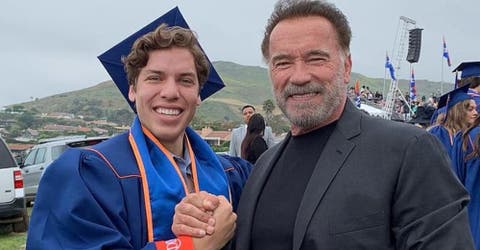Arnold Schwarzenegger sorprende a sus fans junto a su “hijo secreto” y su madre