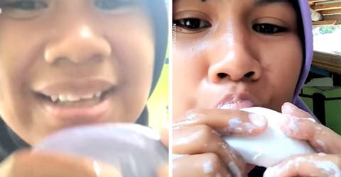 Una mujer se graba comiendo barras de jabón como si se tratara de caramelos