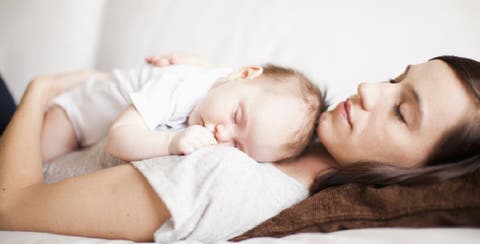 Una madre necesita al menos 6 años para recuperarse del sueño que pierde cuando nace su bebé