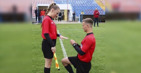 Un árbitro sorprende a su novia con una propuesta de matrimonio que nadie podrá olvidar