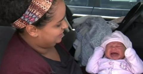 Detiene su auto porque su bebé de 3 semanas lloraba desconsolada y fue multada injustamente