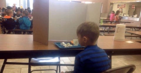 Una madre llega justo cuando la maestra hablaba en público de su hijo y decide intervenir