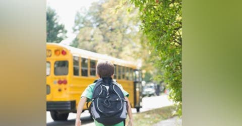 Un policía reacciona al ver a un niño llorando y corriendo desesperado tras el bus escolar