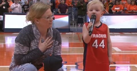 Un niño de 3 años deja a miles de personas en shock al cantar el Himno Nacional