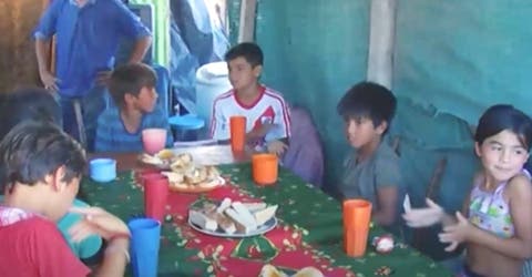 A los 11 años abre un humilde comedor en su casa para que otros niños puedan alimentarse