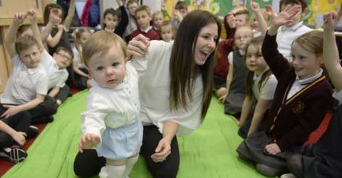 En esta escuela un grupo de bebés pequeños se convierten en los maestros de los estudiantes