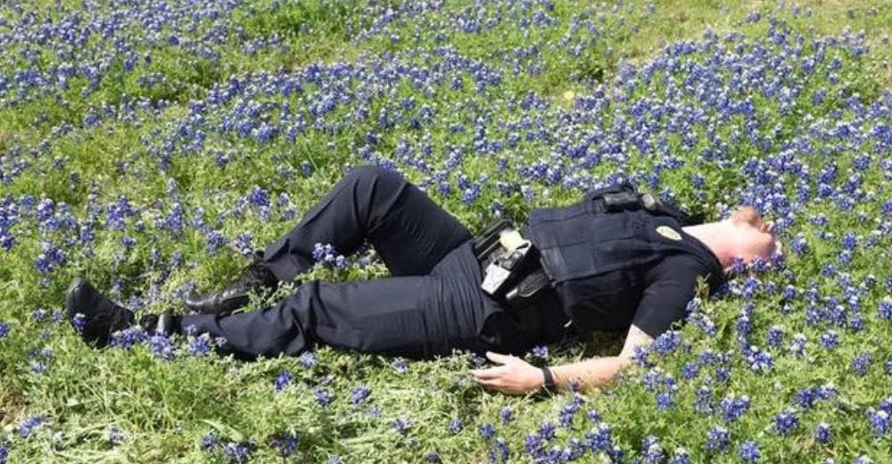 Los miembros de un departamento policial participan en un reto viral publicando insólitas fotos Los miembros de un departamento policial participan en un reto viral publicando insólitas fotos