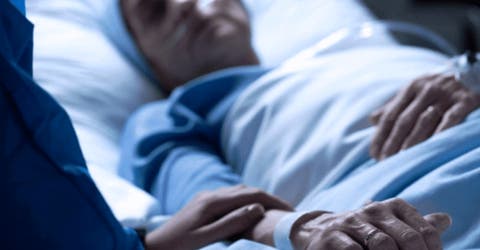 Una mujer queda en coma por salvar la vida de su hijo – 27 años después sucede un milagro