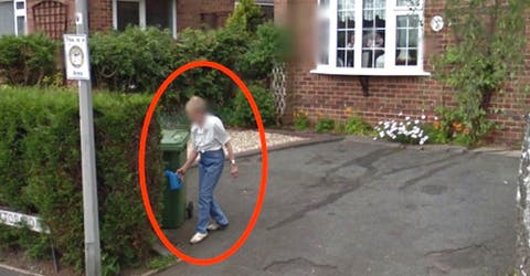 Busca la casa de su madre fallecida en Google Maps y la encuentra regando las plantas